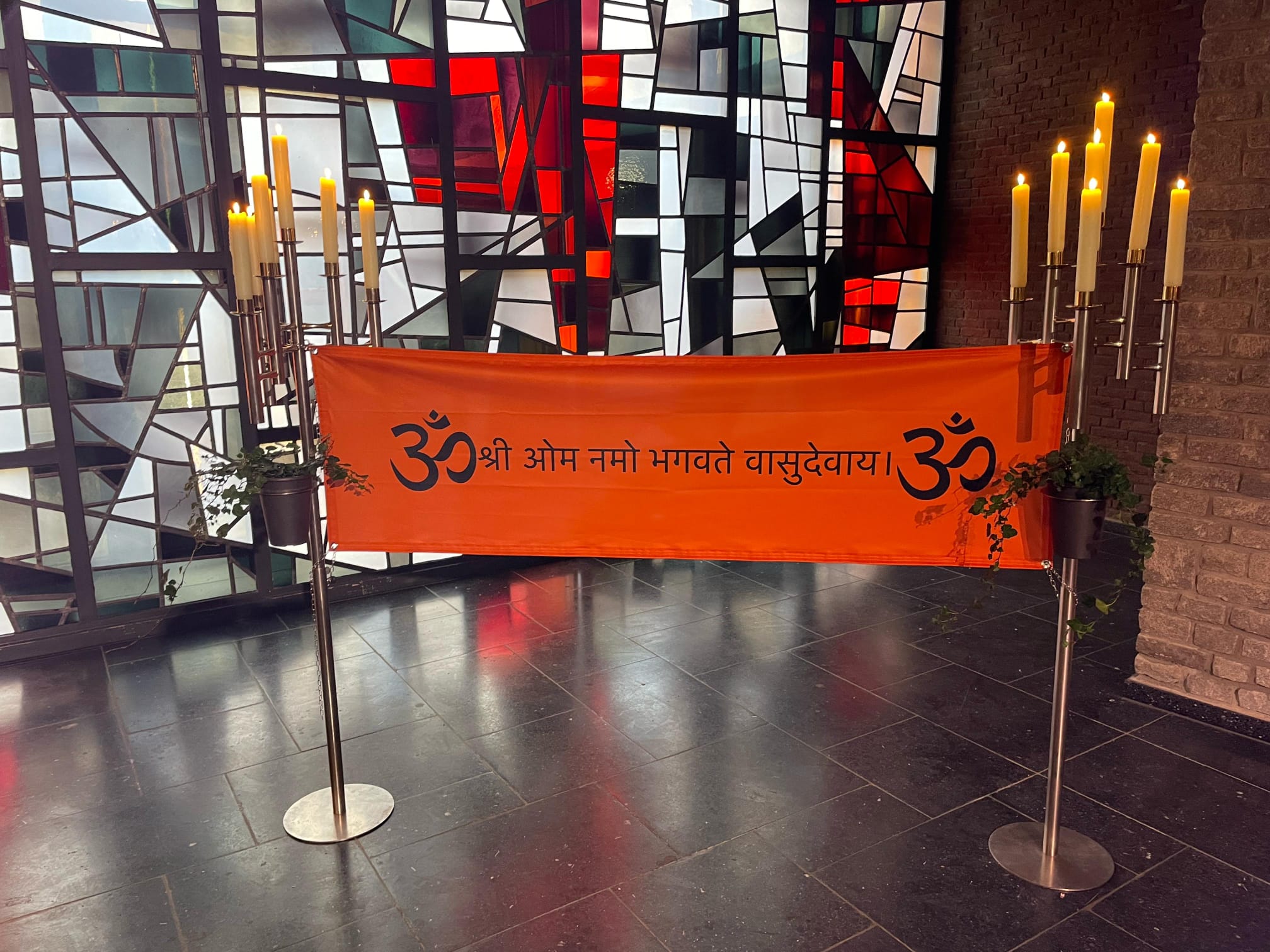 Foto von einem Banner in Orange mit Schrift in einem Gebäude