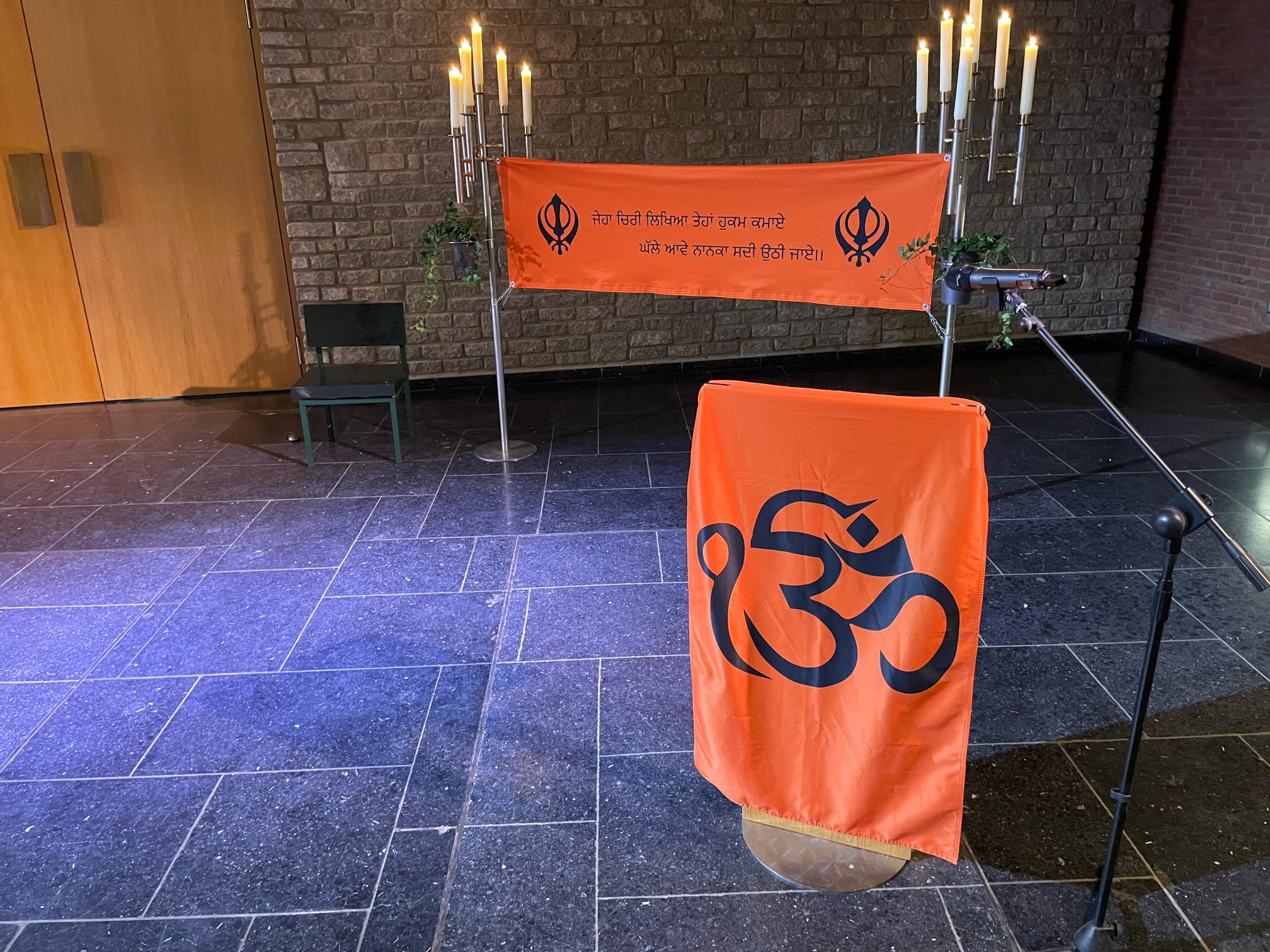 Foto von einem Banner in Orange mit Schrift in einem Gebäude