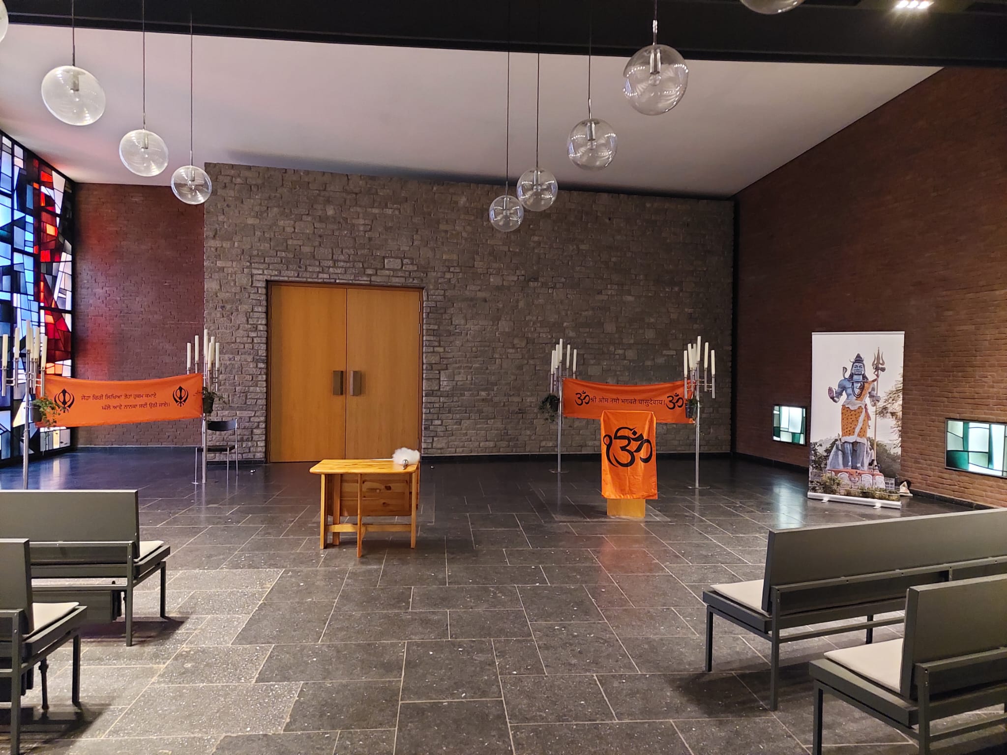 Foto von einem Banner in Orange mit Schrift in einem Gebäude
